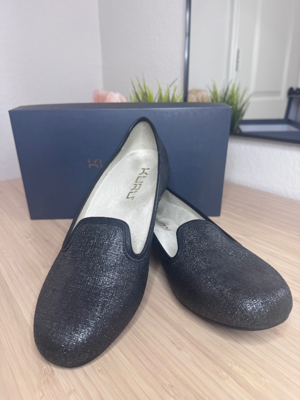 KURU "Trina" Black & Silver Metallic Sparkle Orthopedic Comfort Flats Size 9